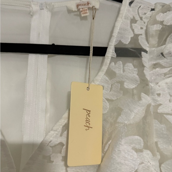 Elegant Cream Lace Top - Picture 3 of 4